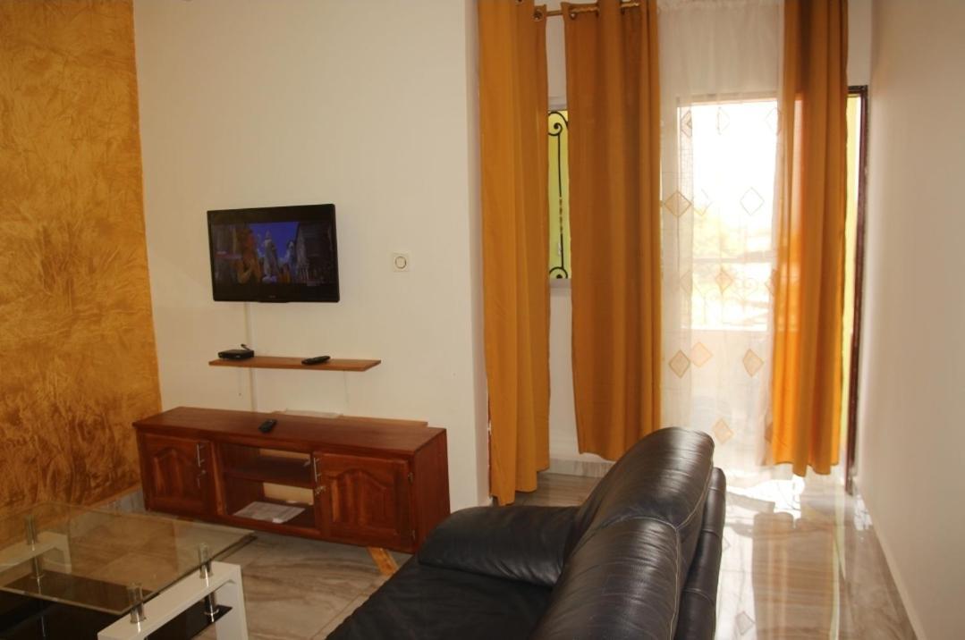 Residence 2K Studio Meuble-Chapelle Symbock-Gardien-Wifi-Location Vehicule Yaoundé Extérieur photo