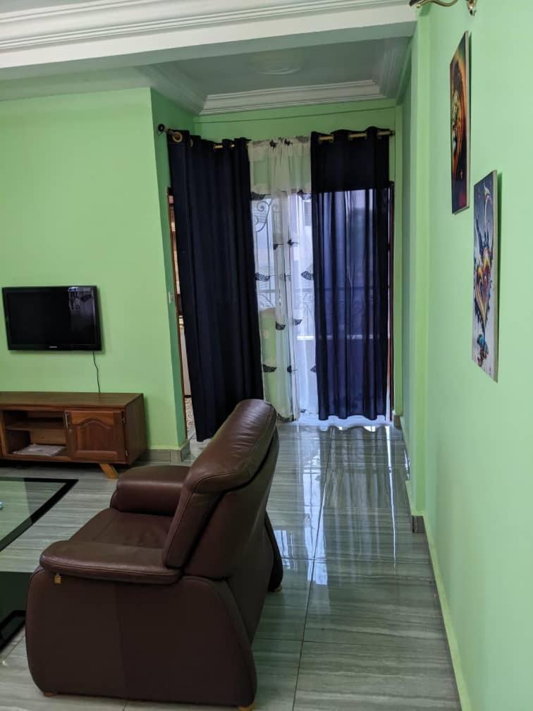 Residence 2K Studio Meuble-Chapelle Symbock-Gardien-Wifi-Location Vehicule Yaoundé Extérieur photo